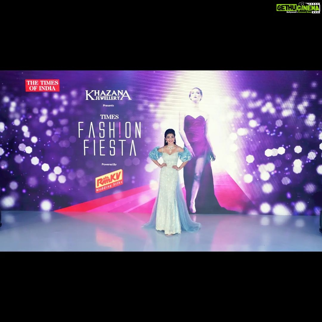 Akshara Reddy Instagram - TIMES OF INDIA Times Fashion Feista Showstopper for KHAZANA JEWELLERY Presented by @khazanajewellery Powered by @rmkv_silks Wadrobe by @daisybridalofficial Choreography by @dalu_krishnadas @chennaitimestoi #khazanajewellery #rmkv_silks #toi_chennai #aksharareddy Taj Coromandel