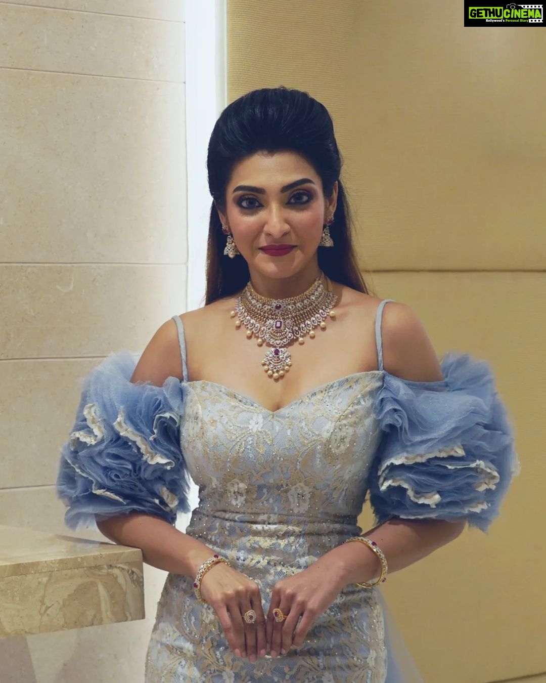 Akshara Reddy Instagram - TIMES OF INDIA's Times Fashion Feista Showstopper for KHAZANA JEWELLERY Presented by @khazanajewellery Powered by @rmkv_silks Wadrobe by @daisybridalofficial Choreography by @dalu_krishnadas @chennaitimestoi Mua: @sujeeshev Hair: @iconic_facialaesthetics Photo : @provoke_kannan Taj Coromandel Hotel, Chennai