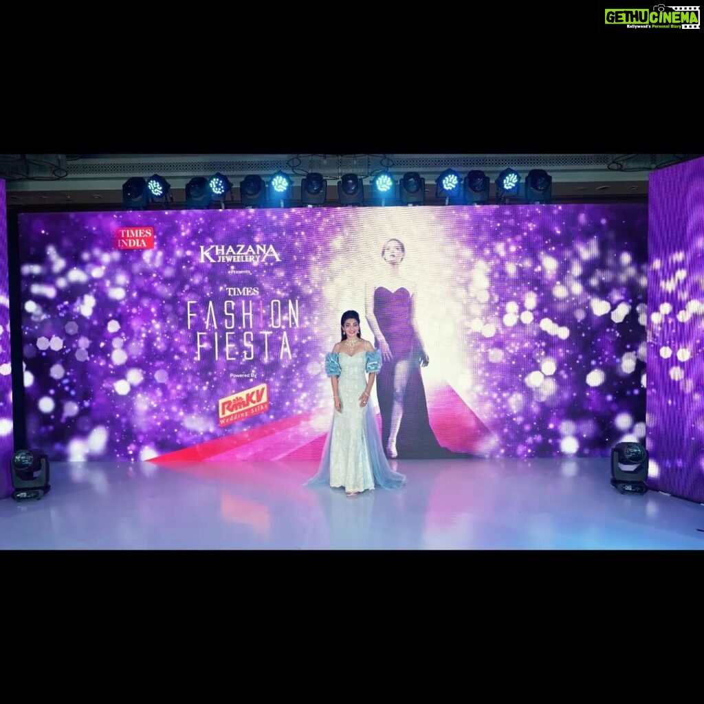 Akshara Reddy Instagram - TIMES OF INDIA Times Fashion Feista Showstopper for KHAZANA JEWELLERY Presented by @khazanajewellery Powered by @rmkv_silks Wadrobe by @daisybridalofficial Choreography by @dalu_krishnadas @chennaitimestoi #khazanajewellery #rmkv_silks #toi_chennai #aksharareddy Taj Coromandel