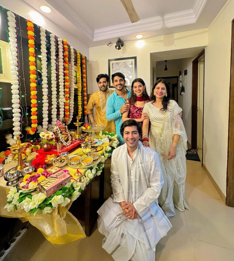 Alice Kaushik Instagram - “May the divine presence of Ganesha fill your home with love and positivity.” “Ganpati Bappa Morya! #reunion #ganpatibappamorya #ganpati #ganpatifestival #pandyastore #ganpatibappa Mumbai - मुंबई
