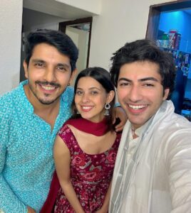 Alice Kaushik Instagram - “May the divine presence of Ganesha fill your home with love and positivity.”
“Ganpati Bappa Morya! 
#reunion #ganpatibappamorya #ganpati #ganpatifestival #pandyastore #ganpatibappa
