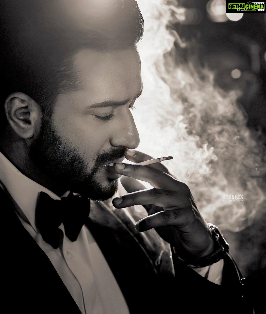 Aly Goni Instagram - “Koi lafzon ke liye baitha raha, Kisi ne aankhein padh li “. ~ Jaun Elia 🚭