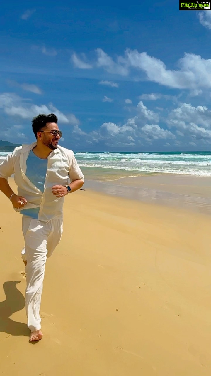 Aly Goni Instagram - Kyunki khaali beach pe bhaagte hue slow motion video daalna hota hai 😂