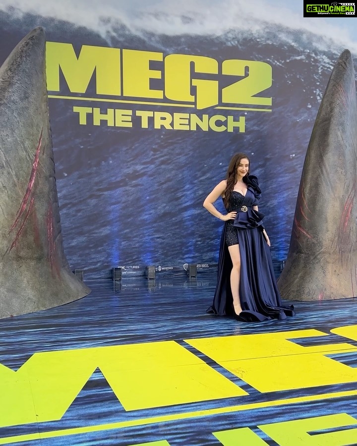 Amber Doig Thorne Instagram - Had a fin-tastic time at The Meg 2 Premiere🦈 Felt very sofishticated 👀 Had such a wonderful day shell-abrating the release of this film (okay okay I’ll stop 😂) with a boat ride along the Thames, followed by a delicious lunch at The Shard (so boujee!) and then the UK Premiere in the evening 💙 Thank you Warner Bros for such a lovely day 🥰 👗 This beautiful dress is from @kiyafetsepeti 😍 #themeg2 #themeg #themegmovie #filmpremiere #filmpremier #moviepremiere #moviepremier #premiere #premier #redcarpet #redcarpetstyle #redcarpetlook #redcarpetfashion #redcarpetdress #redcarpetlooks #redcarpetmakeup #redcarpetdresses #redcarpetready #redcarpetmoments #redcarpetpremiere #ambzdt #amberdoigthorne #londonpremiere @warnerbrosuk @wbpictures @megmovie @organichq