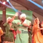 Ameesha Patel Instagram - Posted @withregram • @delhi.times Watch: Sunny Deol and Ameesha Patel groove to Main Nikla Gaddi Leke during the promotions of Gadar 2 in Delhi 🕺💃 . . . #sunnydeol #sunnydeolfans #sunnydeolfc #sunnydeolfanclub #sunnydeolfanpage #ameeshapatel #ameeshapatelfans #ameeshapatelfc #ameeshapatelfanclub #ameeshapatelfanpage #gadar2 #delhi