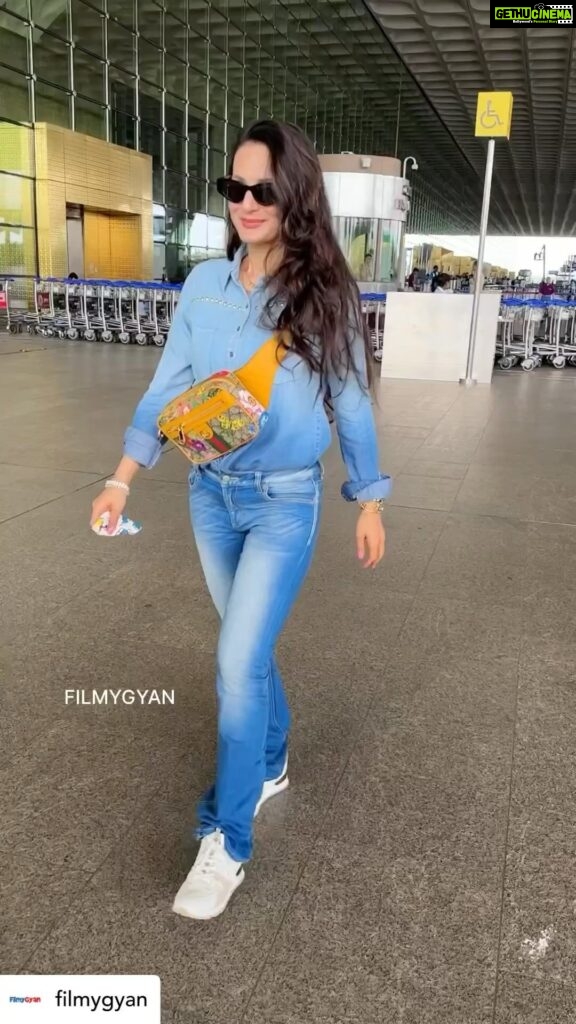 Ameesha Patel Instagram - Posted @withregram • @filmygyan Ameesha looks super cute and cool as we snapped her at the airport leaving for an event at Udaipur. 😍🔥