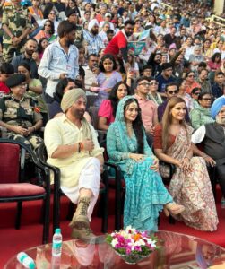 Ameesha Patel Instagram - Today at WAGAH BORDER for Promotions … GADAR 2 team in Amritsar!!! 🙏🏻🙏🏻🙏🏻🙏🏻 JAI HIND !! 🫡🫡🙏🏻🙏🏻🫡 @iamsunnydeol