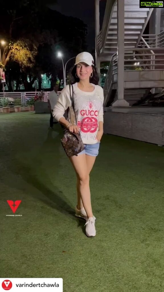 Ameesha Patel Instagram - Posted @withregram • @varindertchawla Gorgeous #AmeeshaPatel graces her beautiful appearance in the city. 🌆🥰 #bollywood #reel #varinderchawla #bollywoodcelebrities #bollywoodupdates