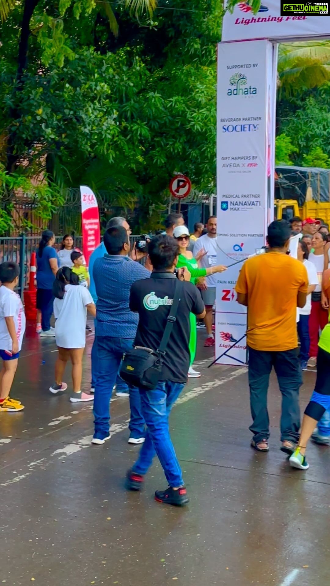 Ameesha Patel Instagram - MUMBAI—Work mode .. love sporty EVENTS.. was a pleasure to flag off the half marathon !! Well done Mr Mahesh and ur team for superbly managing yet another grand event!! 4 best deals 4 Corporate shows,Events n Endoresements WhatsApp my most trusted manager Mr Mahesh on +91 98330 20363✅👍🏻✔️L