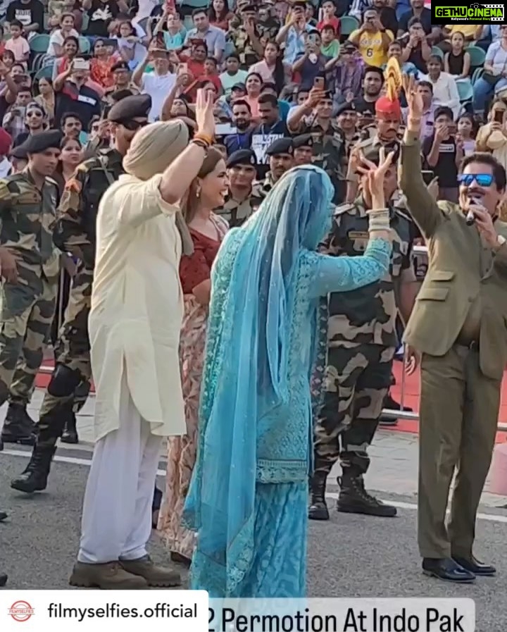 Ameesha Patel - 116.8K Likes - Posted @withregram • @filmyselfies.official What a STUNNING way and PERFECT place to promote movie like Gadar-2 👍 Ameesha's look is also STUNNING 🫶
.
.
.
.
#ameeshapatel #sunnydeol #gadar2 #gadar #wagahborder #amritsar #bollywood