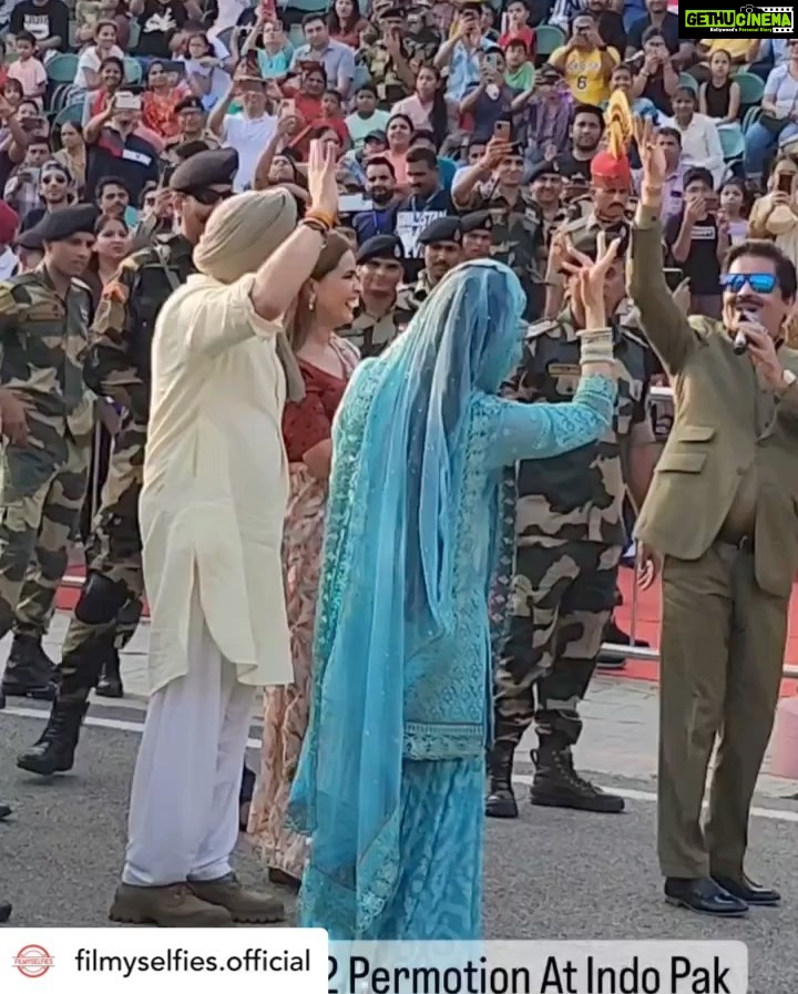 Ameesha Patel Instagram - Posted @withregram • @filmyselfies.official What a STUNNING way and PERFECT place to promote movie like Gadar-2 👍 Ameesha's look is also STUNNING 🫶 . . . . #ameeshapatel #sunnydeol #gadar2 #gadar #wagahborder #amritsar #bollywood