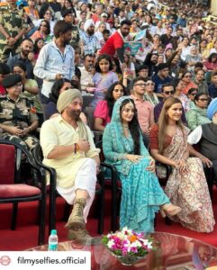 Ameesha Patel Instagram - Posted @withregram • @filmyselfies.official What a STUNNING way and PERFECT place to promote movie like Gadar-2 👍 Ameesha's look is also STUNNING 🫶
.
.
.
.
#ameeshapatel #sunnydeol #gadar2 #gadar #wagahborder #amritsar #bollywood