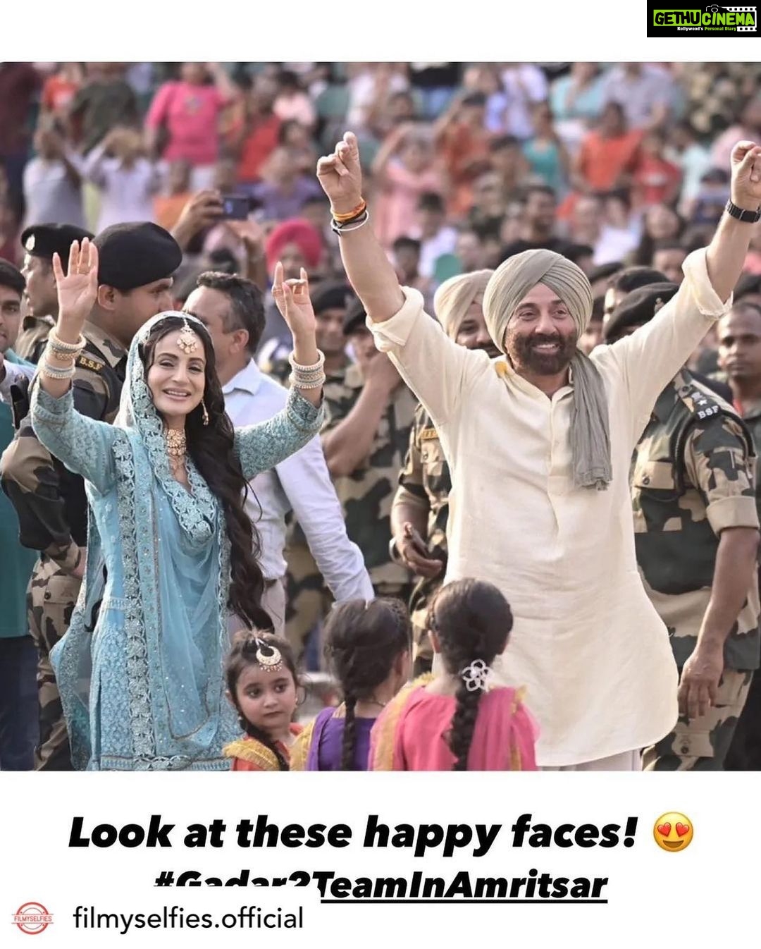 Ameesha Patel - 116.8K Likes - Posted @withregram • @filmyselfies.official What a STUNNING way and PERFECT place to promote movie like Gadar-2 👍 Ameesha's look is also STUNNING 🫶
.
.
.
.
#ameeshapatel #sunnydeol #gadar2 #gadar #wagahborder #amritsar #bollywood