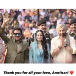 Ameesha Patel Instagram – Posted @withregram • @filmyselfies.official What a STUNNING way and PERFECT place to promote movie like Gadar-2 👍 Ameesha’s look is also STUNNING 🫶
.
.
.
.
#ameeshapatel #sunnydeol #gadar2 #gadar #wagahborder #amritsar #bollywood