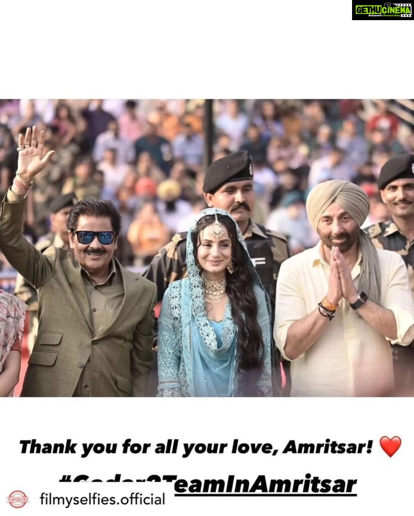 Ameesha Patel Instagram - Posted @withregram • @filmyselfies.official What a STUNNING way and PERFECT place to promote movie like Gadar-2 👍 Ameesha's look is also STUNNING 🫶 . . . . #ameeshapatel #sunnydeol #gadar2 #gadar #wagahborder #amritsar #bollywood