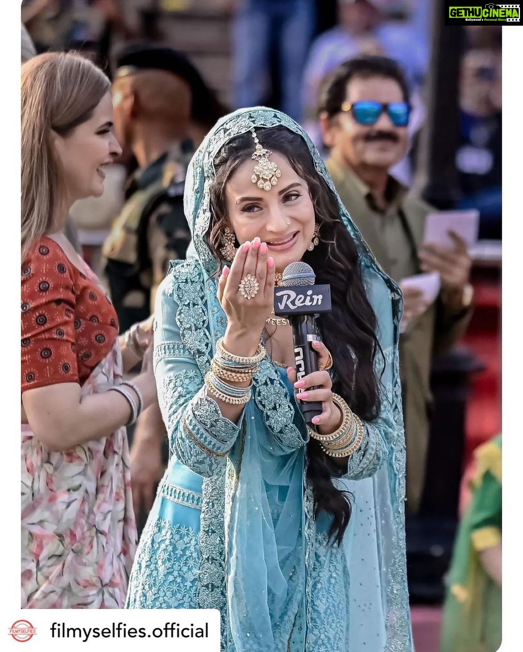 Ameesha Patel - 116.8K Likes - Posted @withregram • @filmyselfies.official What a STUNNING way and PERFECT place to promote movie like Gadar-2 👍 Ameesha's look is also STUNNING 🫶
.
.
.
.
#ameeshapatel #sunnydeol #gadar2 #gadar #wagahborder #amritsar #bollywood