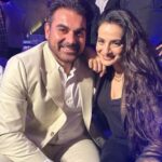 Ameesha Patel Instagram - DELHI … about last nite .. after an early shoot in Mumbai rushed to a lovely event in DELHI .. with the dashing @arbaazkhanofficial … 💖💖💖👍🏻🔥