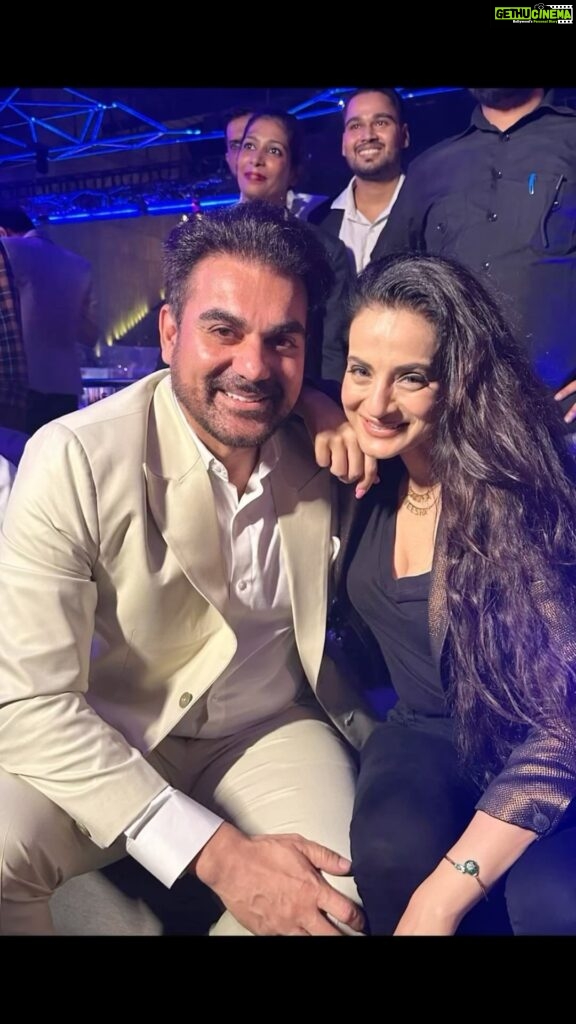 Ameesha Patel Instagram - DELHI … about last nite .. after an early shoot in Mumbai rushed to a lovely event in DELHI .. with the dashing @arbaazkhanofficial … 💖💖💖👍🏻🔥