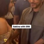 Ameesha Patel Instagram - Posted @withregram • @viralbhayani What are they Chatting ? When SRK and Ameesha had some chit chat during the Gadar2 success bash #ameeshapatel #srk #gadar2