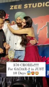 Ameesha Patel Instagram - Box office MONSTER Gadar-2 collected 370 CRORE in just 10 days 🥵😱🤯🔥🫶
.
.
.
.
#sunnydeol #ameeshapatel #gadar2 #gadar #bollywood #mumbai #utkarshsharma #simratkaur #manishwadhwa #blockbuster #alltimeblockbuster
