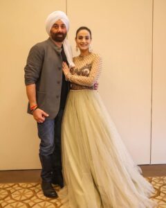 Ameesha Patel Instagram - DUBAI… GADAR 2… promotions n celebrations yesterday 
Sakina dressed in @rockystarofficial @rockystar100 
Glam by @jaywantthakre