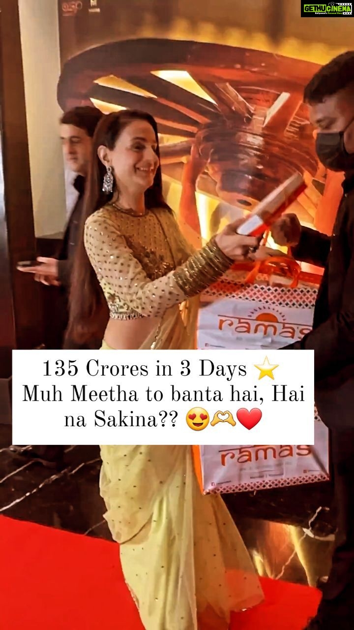 Ameesha Patel Instagram - Sabki Pyari, Saree me Adbhut Sakina aka Ameesha distributing Sweets to Paps at success party of Gadar-2 🫶😍❤️ . . . . #ameeshapatel #gadar2 #gadar #bollywood #bollywoodactress #mumbai #sunnydeol #saree #fashionista Mumbai, Maharashtra