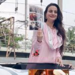 Ameesha Patel Instagram - Gadar ki Sakeena @ameeshapatel9 visits Cinema & Thanking her Fans personally for the success of Movie 😍 . . Follow for more updates @filmymantramedia . . #ameeshapatel #gadar #gadar2 #sunnydeol #filmymantra Mumbai, Maharashtra