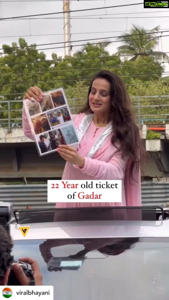 Ameesha Patel Instagram - Posted @withregram • @viralbhayani Loyalty of Gadar fans >>>>> Theatre visits !!! Thank i for showering TARA N SAKINA with sooo much love 💕!! This film belongs to all of u !!! 🙏🏻🙏🏻 #gadar #gadar2 #ameeshapatel