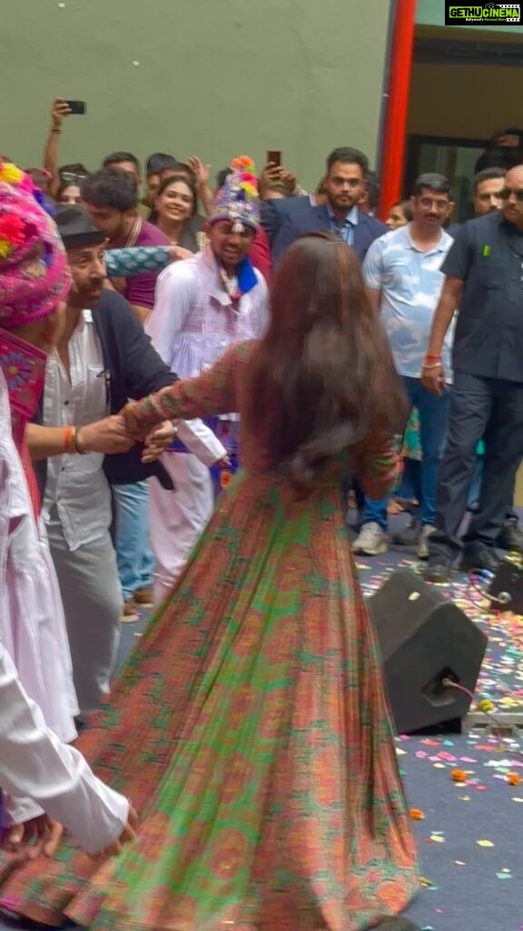 Ameesha Patel Instagram - AHMEDABAD… GADAR 2… when handsome TARA @iamsunnydeol dances to GUJRATI SAKINA’S tunes !!! When I’m GujARaT .. Bhangara becomes GARBA !!! 💖💖💯