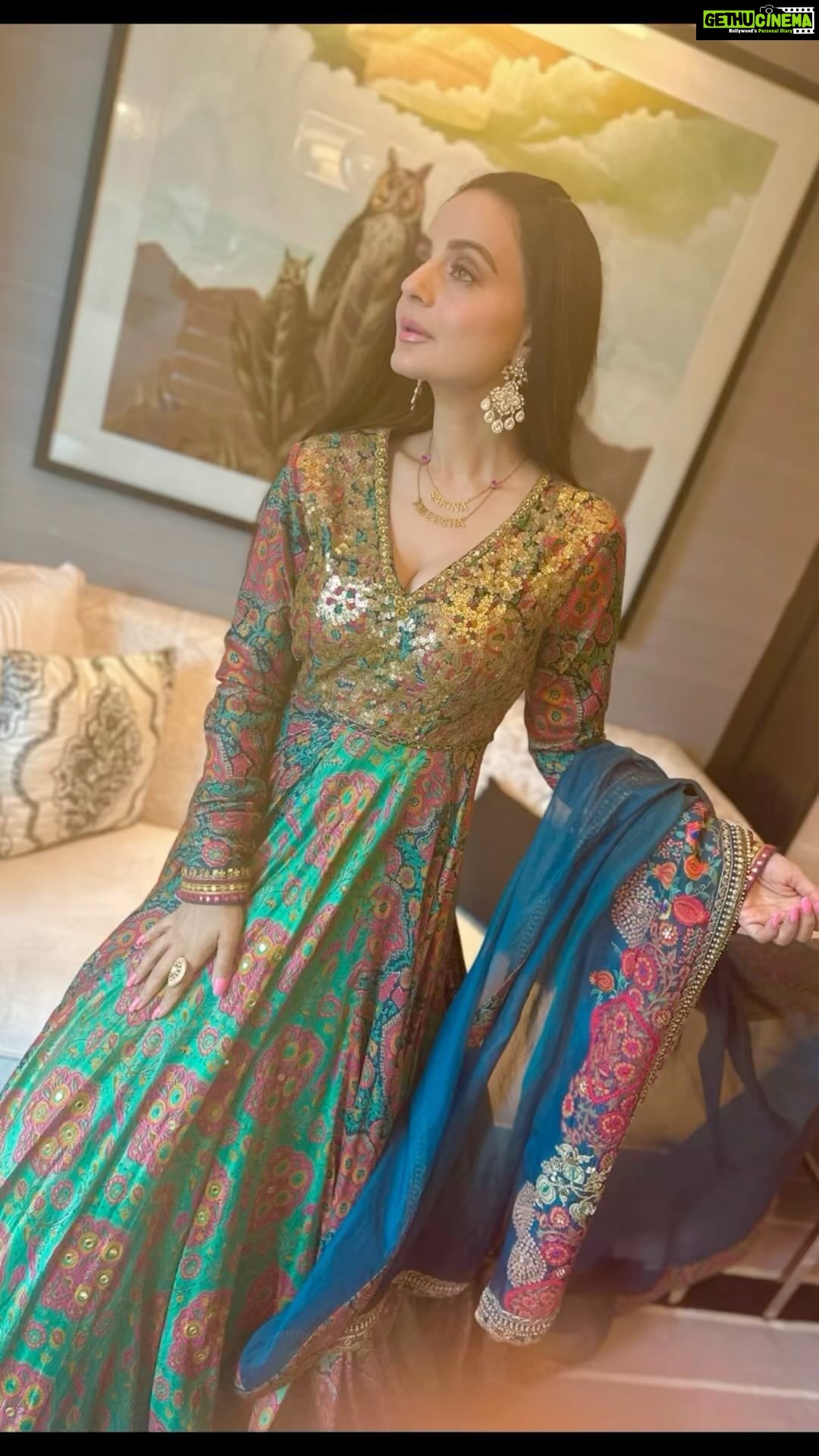 Ameesha Patel - 141.7K Likes - AHMEDABAD… GADAR 2 Promotions …
Styled by @rockystar100 @rockystarofficial
Outfit by @perniaspopupshop
Designer @debyaniandco
Glam by @chettiaralbert
Hair by @poojaudeshihairdesigns
Assisted by @_.kanishkajain._
Jewelery by @shrutifashionjewellery