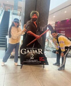 Ameesha Patel Instagram - TARA SINGH @iamsunnydeol can destroy all in SAKINAS way .. @kuunalgoomer Bacch ke raho 💪🏻💪🏻💪🏻don’t mess with me!!!