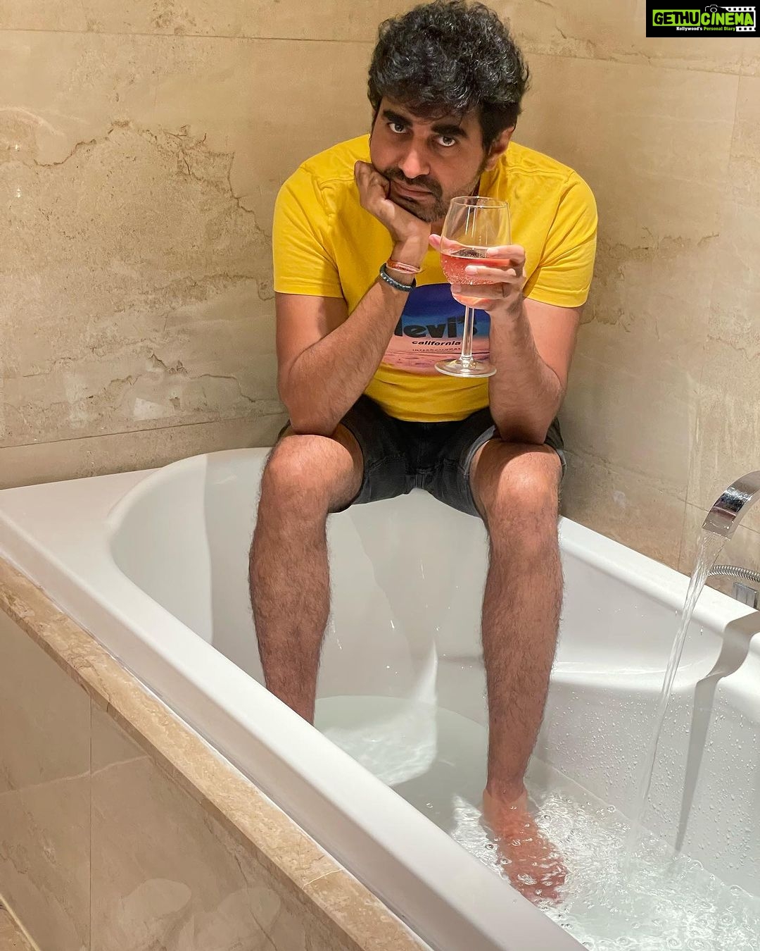 Amrapali Gupta Instagram - @yashsinhaofficial se Maine kaha spa chalte hain , ye bole wine Peete hain . Maine kaha acha ye lo 🤟(posting without asking him🤣😂couldn’t stop myself .. hilarious)