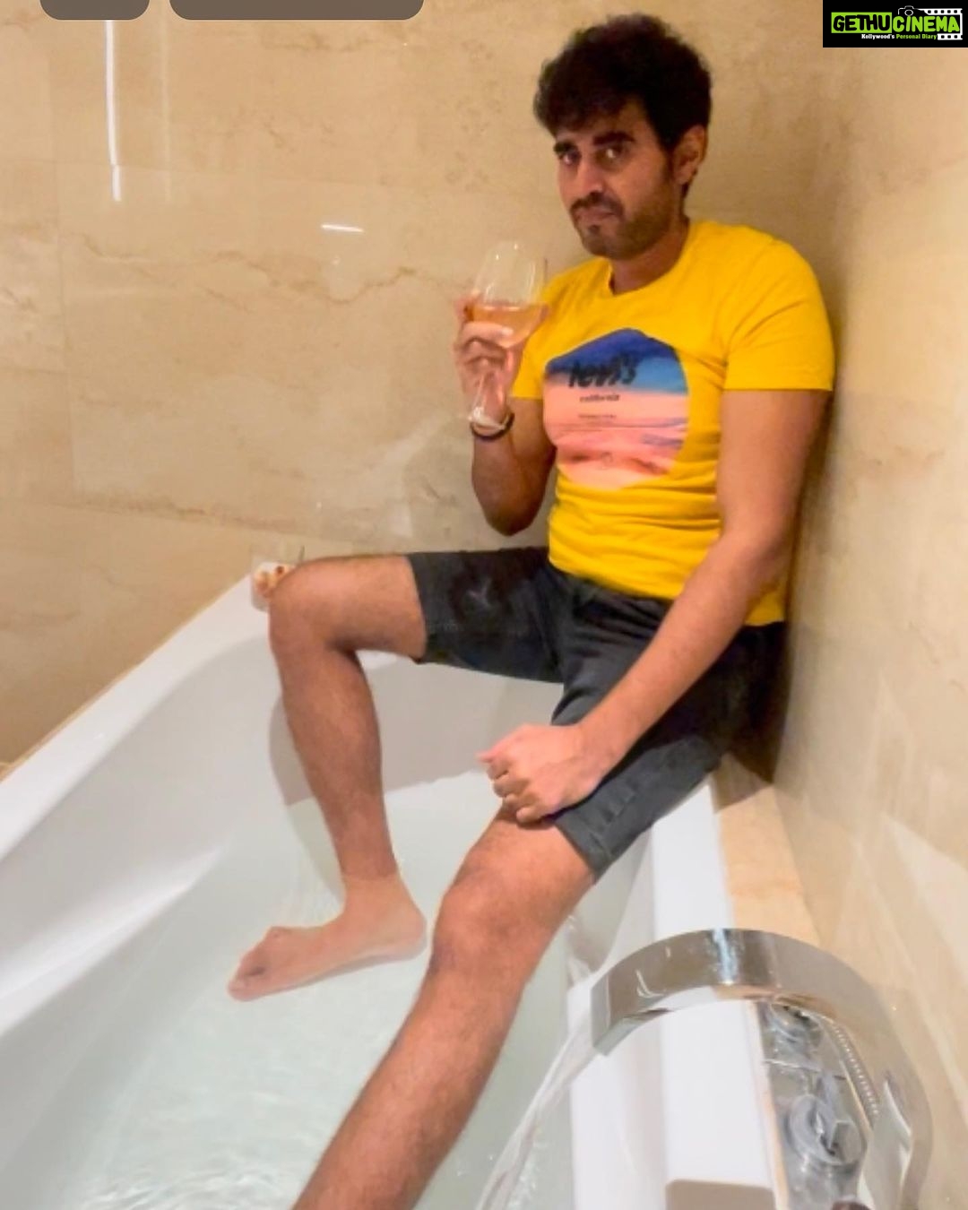 Amrapali Gupta Instagram - @yashsinhaofficial se Maine kaha spa chalte hain , ye bole wine Peete hain . Maine kaha acha ye lo 🤟(posting without asking him🤣😂couldn’t stop myself .. hilarious)