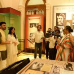 Amrita Rao Instagram - Aaj Raksha Bandhan Hain.... Magar Hamari Desh ki Joh Rakhaha Kartey Hai unko Hamara Koti Koti Pranam ! Above are the Beautiful pics from the 15th August event. We are grateful to NMIC for choosing us to unveil their new Artwork Its a Temple for Cinema Lovers & Students of Cinema MUST VISIT #rakshabandhan #happyrakshabandhan National Museum of Indian Cinema