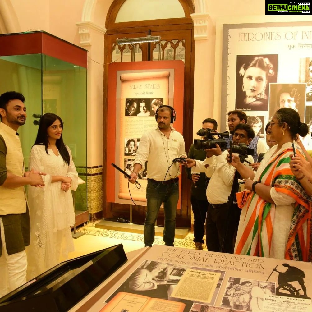 Amrita Rao Instagram - Aaj Raksha Bandhan Hain.... Magar Hamari Desh ki Joh Rakhaha Kartey Hai unko Hamara Koti Koti Pranam ! Above are the Beautiful pics from the 15th August event. We are grateful to NMIC for choosing us to unveil their new Artwork Its a Temple for Cinema Lovers & Students of Cinema MUST VISIT #rakshabandhan #happyrakshabandhan National Museum of Indian Cinema