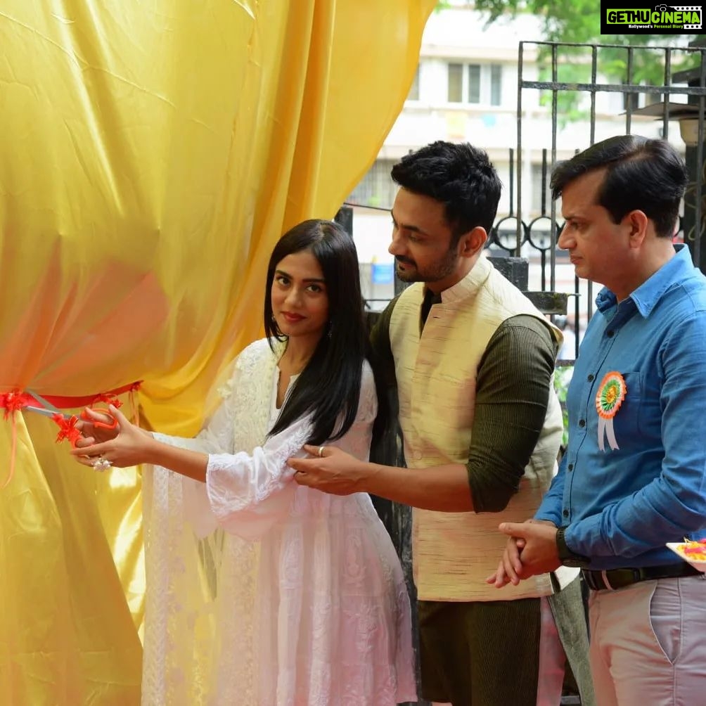 Amrita Rao Instagram - Aaj Raksha Bandhan Hain.... Magar Hamari Desh ki Joh Rakhaha Kartey Hai unko Hamara Koti Koti Pranam ! Above are the Beautiful pics from the 15th August event. We are grateful to NMIC for choosing us to unveil their new Artwork Its a Temple for Cinema Lovers & Students of Cinema MUST VISIT #rakshabandhan #happyrakshabandhan National Museum of Indian Cinema