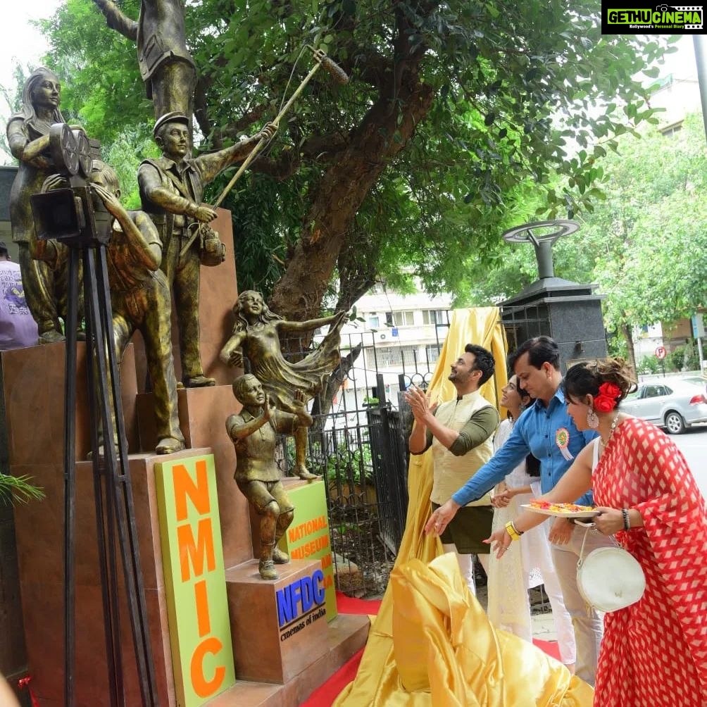 Amrita Rao Instagram - Aaj Raksha Bandhan Hain.... Magar Hamari Desh ki Joh Rakhaha Kartey Hai unko Hamara Koti Koti Pranam ! Above are the Beautiful pics from the 15th August event. We are grateful to NMIC for choosing us to unveil their new Artwork Its a Temple for Cinema Lovers & Students of Cinema MUST VISIT #rakshabandhan #happyrakshabandhan National Museum of Indian Cinema