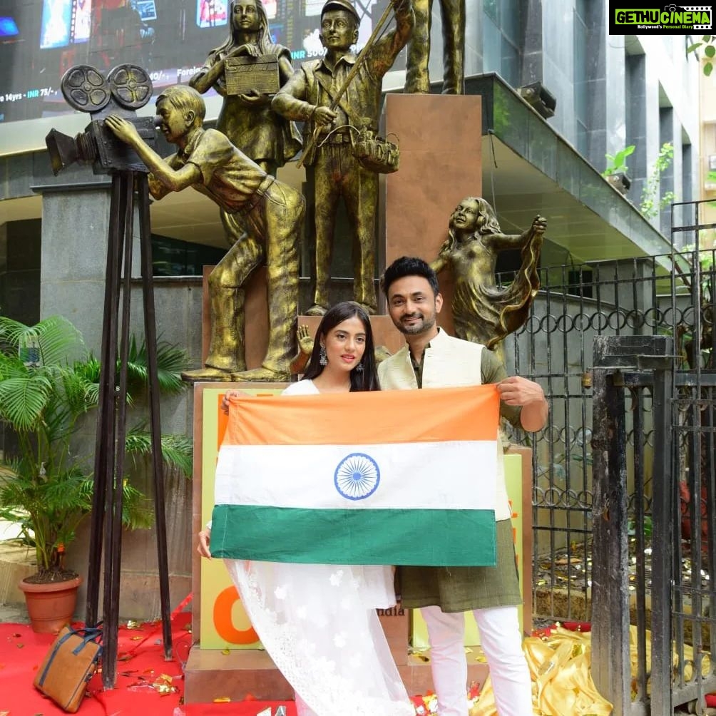 Amrita Rao Instagram - Aaj Raksha Bandhan Hain.... Magar Hamari Desh ki Joh Rakhaha Kartey Hai unko Hamara Koti Koti Pranam ! Above are the Beautiful pics from the 15th August event. We are grateful to NMIC for choosing us to unveil their new Artwork Its a Temple for Cinema Lovers & Students of Cinema MUST VISIT #rakshabandhan #happyrakshabandhan National Museum of Indian Cinema