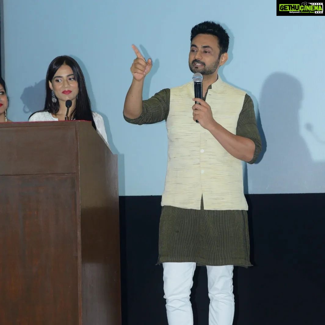 Amrita Rao Instagram - Aaj Raksha Bandhan Hain.... Magar Hamari Desh ki Joh Rakhaha Kartey Hai unko Hamara Koti Koti Pranam ! Above are the Beautiful pics from the 15th August event. We are grateful to NMIC for choosing us to unveil their new Artwork Its a Temple for Cinema Lovers & Students of Cinema MUST VISIT #rakshabandhan #happyrakshabandhan National Museum of Indian Cinema