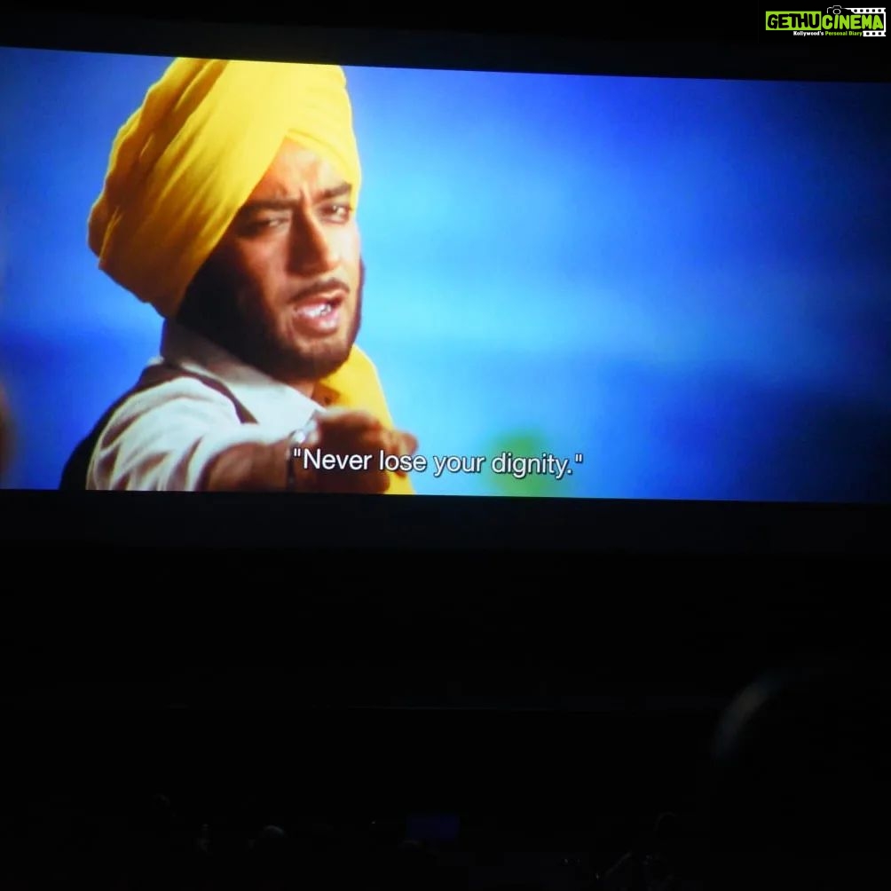 Amrita Rao Instagram - Aaj Raksha Bandhan Hain.... Magar Hamari Desh ki Joh Rakhaha Kartey Hai unko Hamara Koti Koti Pranam ! Above are the Beautiful pics from the 15th August event. We are grateful to NMIC for choosing us to unveil their new Artwork Its a Temple for Cinema Lovers & Students of Cinema MUST VISIT #rakshabandhan #happyrakshabandhan National Museum of Indian Cinema