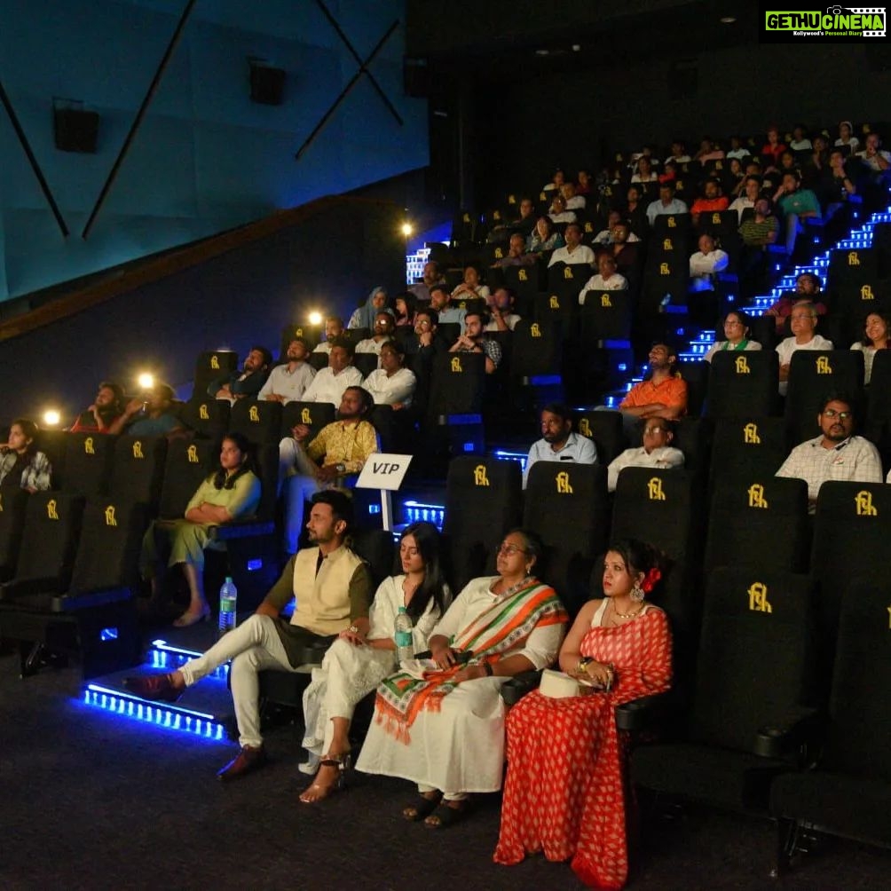 Amrita Rao Instagram - Aaj Raksha Bandhan Hain.... Magar Hamari Desh ki Joh Rakhaha Kartey Hai unko Hamara Koti Koti Pranam ! Above are the Beautiful pics from the 15th August event. We are grateful to NMIC for choosing us to unveil their new Artwork Its a Temple for Cinema Lovers & Students of Cinema MUST VISIT #rakshabandhan #happyrakshabandhan National Museum of Indian Cinema