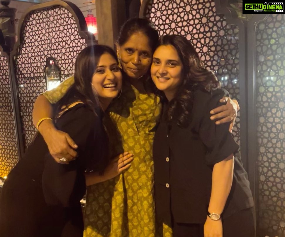 Amrutha Iyengar Instagram - Aaaand this happened!!! My two inspirations in one frame ♥️ @divyaspandana love you the most♥️ thank you for the wonderful evening ♥️