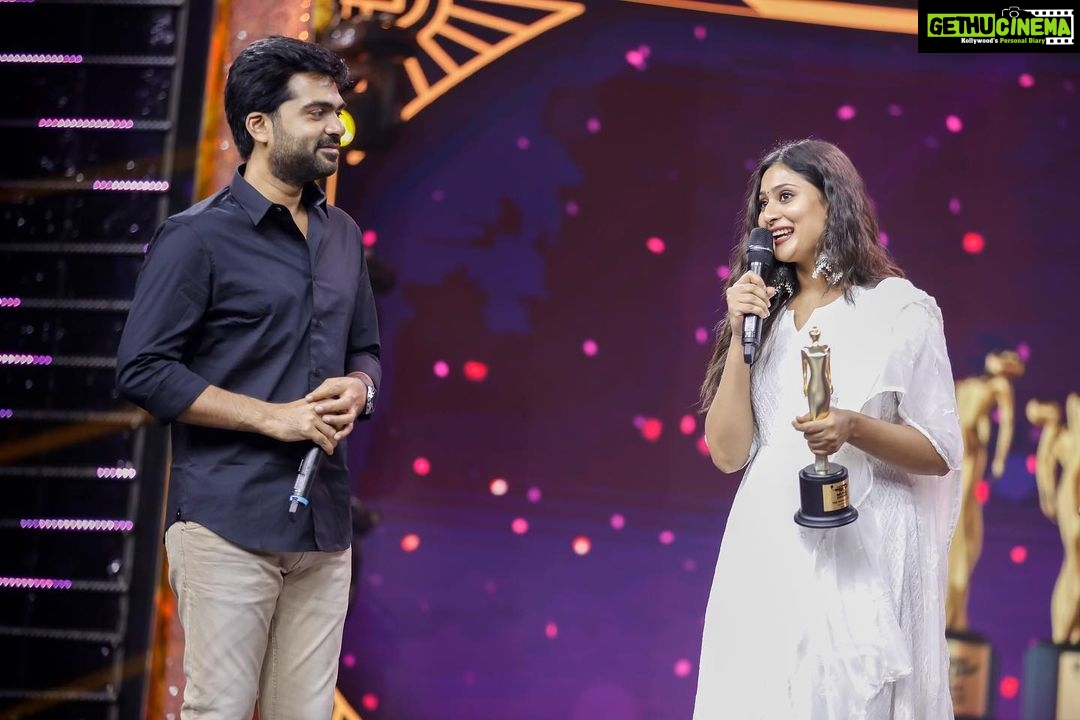 Amrutha Iyengar Instagram - Can’t thank enough ♥️ Thank you @silambarasantrofficial feels great to be receiving this from you 🤗 @mirchi_kannada Rising ⭐️ Pc @arunprasath_photography thanks a lot buddy🤗 Styled by @laxmikrishnalabel