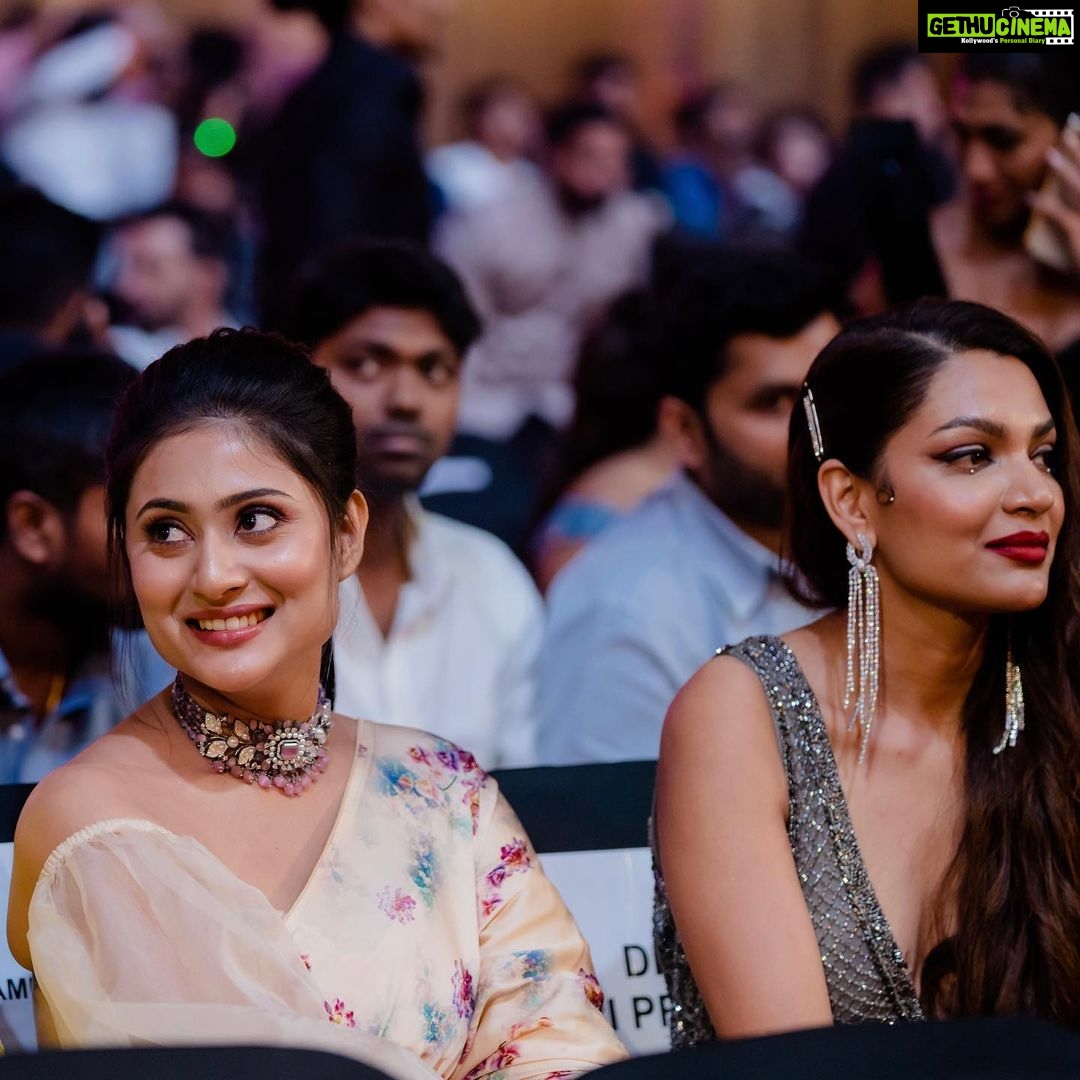 Amrutha Iyengar - 56.1K Likes - Siiima day 1 ♥️
Wearing @ramya_katta_couture
Styled by @memsahib_byshachinaheggar
Pc @venketramg
MUA @priyanka_prabhudev @themakeupcompanymysore
Hair @makeover_by_praveen
Jewellery @kushalsfashionjewellery