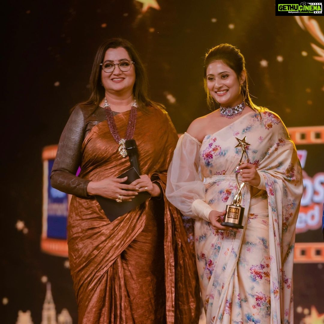 Amrutha Iyengar - 56.1K Likes - Siiima day 1 ♥️
Wearing @ramya_katta_couture
Styled by @memsahib_byshachinaheggar
Pc @venketramg
MUA @priyanka_prabhudev @themakeupcompanymysore
Hair @makeover_by_praveen
Jewellery @kushalsfashionjewellery