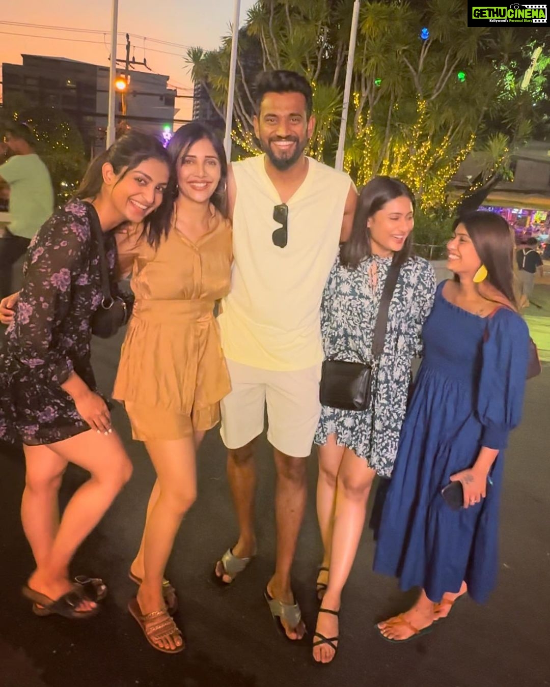 Amrutha Iyengar Instagram - Happy picture 🫶🏻♥️ Travel Partner @trawel_mart In association with @tourismthailand Hotel @amariwatergatebangkok #tourismthailand #thailandholiday #trawelmartexclusive #trawelmart #thailand #lovemocktail Alcaza Show Pattaya