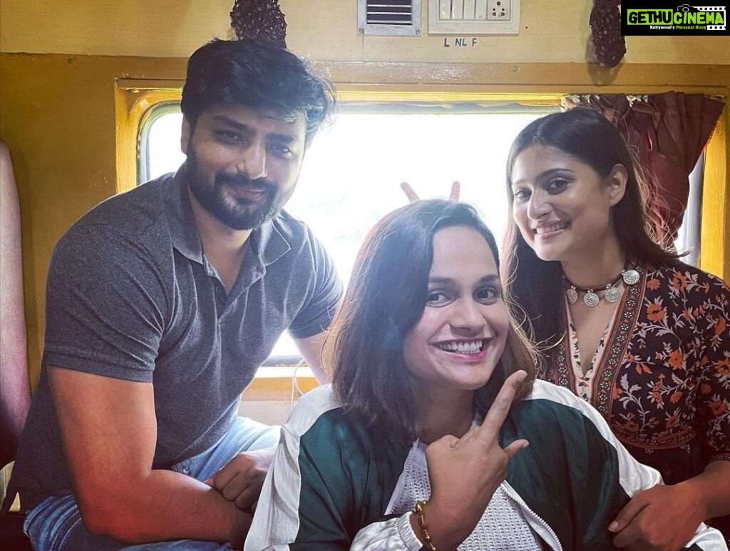 Amrutha Iyengar Instagram - Train journey with team #windowseat @isheetalshetty @nirupbhandari @sanjanaa_anand @jack_manjunath_