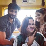 Amrutha Iyengar Instagram - Train journey with team #windowseat @isheetalshetty @nirupbhandari @sanjanaa_anand @jack_manjunath_