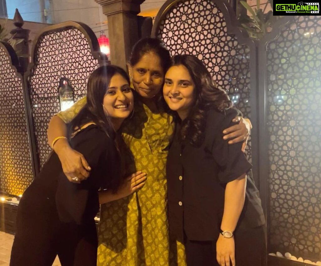 Amrutha Iyengar Instagram - Aaaand this happened!!! My two inspirations in one frame ♥️ @divyaspandana love you the most♥️ thank you for the wonderful evening ♥️