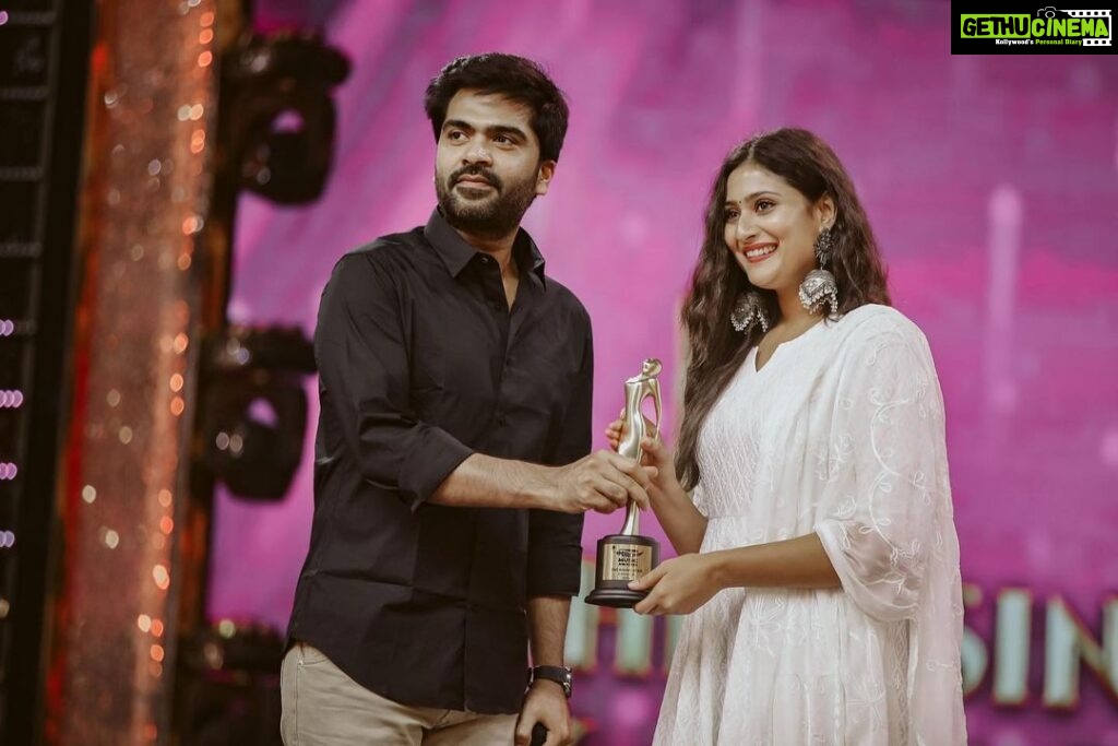 Amrutha Iyengar Instagram - Can’t thank enough ♥️ Thank you @silambarasantrofficial feels great to be receiving this from you 🤗 @mirchi_kannada Rising ⭐️ Pc @arunprasath_photography thanks a lot buddy🤗 Styled by @laxmikrishnalabel